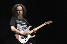 Ο Γιάννης Δρόλαπας στην παράσταση Masturnation Hellass. Φωτογραφία: Γιάννης Κανελλόπουλος (2016) Ο Γιάννης Δρόλαπας στην παράσταση Masturnation Hellass. Φωτογραφία: Γιάννης Κανελλόπουλος (2016)