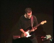 Ο Σπύρος Πάζιος με την κιθάρα του (Με Λένε Πόπη, 1998) Ο Σπύρος Πάζιος με την κιθάρα του (Με Λένε Πόπη, 1998)