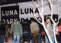 ΑΠΟ πολύ νωρίς πολλοί θαυμαστές του Τζίμη Πανούση έσπευσαν στο Luna Dark, προκειμένου να απολαύσουν τον καλλιτέχνη από κοντά.