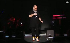 Ο Τζίμης Πανούσης στη σκηνή του Τρόικα Club
