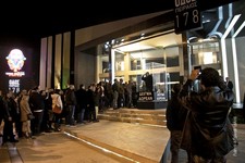 Κόσμος έξω από το Troika Club πριν από την παράσταση