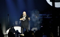 Ο Τζίμης Πανούσης με σκηνικά πρόσωπα στην παράσταση στο Troika Club