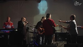 Tζίμης Πανούσης: «Σατιρίζω ισότιμα τους ομοφυλόφιλους και τους Εβραίους» (in.gr, 02/04/2015)