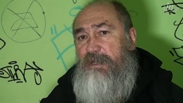 Tζίμης Πανούσης: «Σατιρίζω ισότιμα τους ομοφυλόφιλους και τους Εβραίους» (in.gr, 02/04/2015)