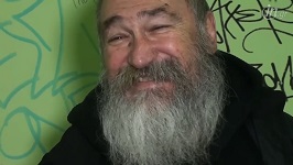 Tζίμης Πανούσης: «Σατιρίζω ισότιμα τους ομοφυλόφιλους και τους Εβραίους» (in.gr, 02/04/2015)