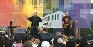 Ο Τζ. Πανούσης στο Athens Pride 2009 Ο Τζ. Πανούσης στο Athens Pride 2009