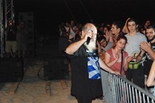 Ο Τζίμης Πανούσης και οι Μουσικές Ταξιαρχίες στο Φεστιβάλ «Πλάι στο Κύμα» στη παραλία Κεραμωτής στη Καβάλα Ο Τζίμης Πανούσης και οι Μουσικές Ταξιαρχίες στο Φεστιβάλ «Πλάι στο Κύμα» στη παραλία Κεραμωτής στη Καβάλα