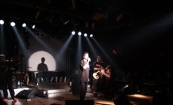 Ο Τζίμης Πανούσης στα Τρίκαλα, 18/02/2006 (φώτο: Νίκος Μουτσίκας)