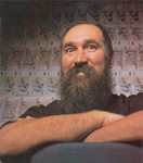 Στην είσοδο του Γυάλινου Μουσικού Θεάτρου που παιζόταν η παράσταση 'Της Πατρίδας μου η Σημαία'