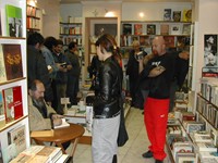 Στο βιβλιοπωλείο Παιδεία στο Βόλο, 22/02/2006 Στο βιβλιοπωλείο Παιδεία στο Βόλο, 22/02/2006