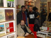 Στο βιβλιοπωλείο Παιδεία στο Βόλο, 22/02/2006 Στο βιβλιοπωλείο Παιδεία στο Βόλο, 22/02/2006